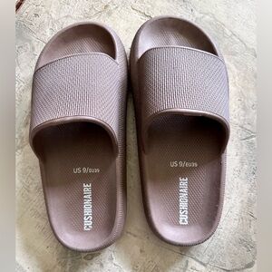 CUSHIONAIRE Comfort Slides, Size 9